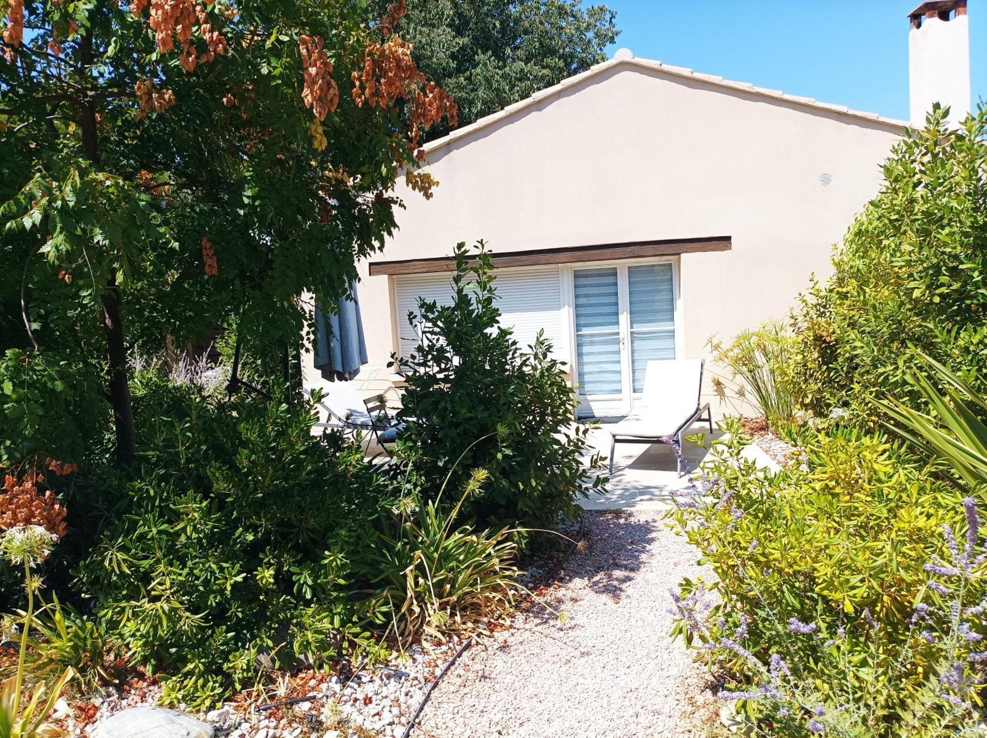 Studio"Le Petit Jas" Châteauneuf-de-Gadagne Exteriör bild
